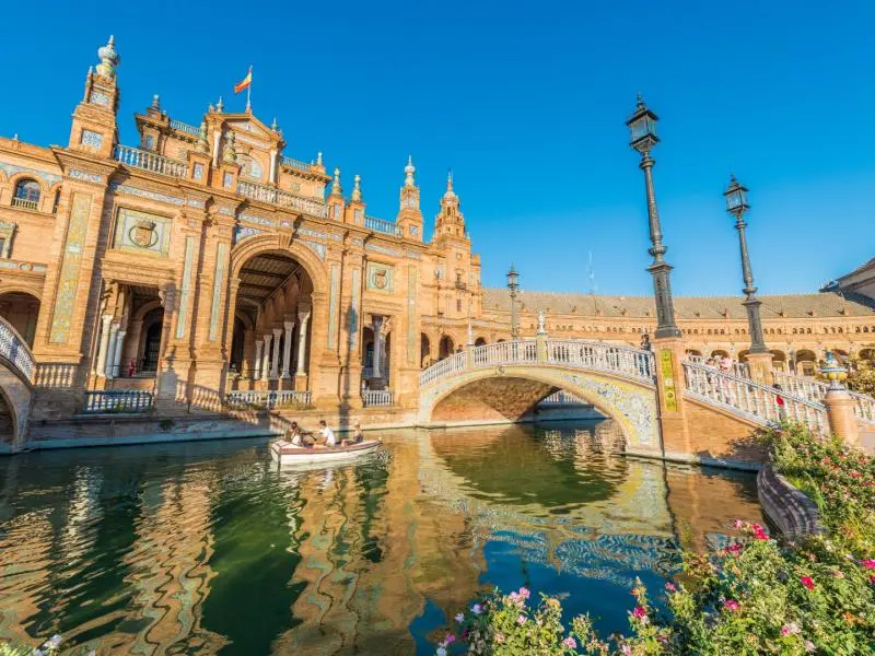 ¿Por qué un taxi Sevilla puede ser la mejor opción para un recorrido turístico?