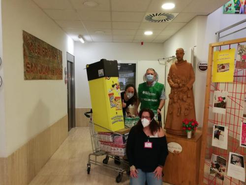 Entrega de Comida y Botellas de Gel Hidroalcohólico en CAS Barcelona